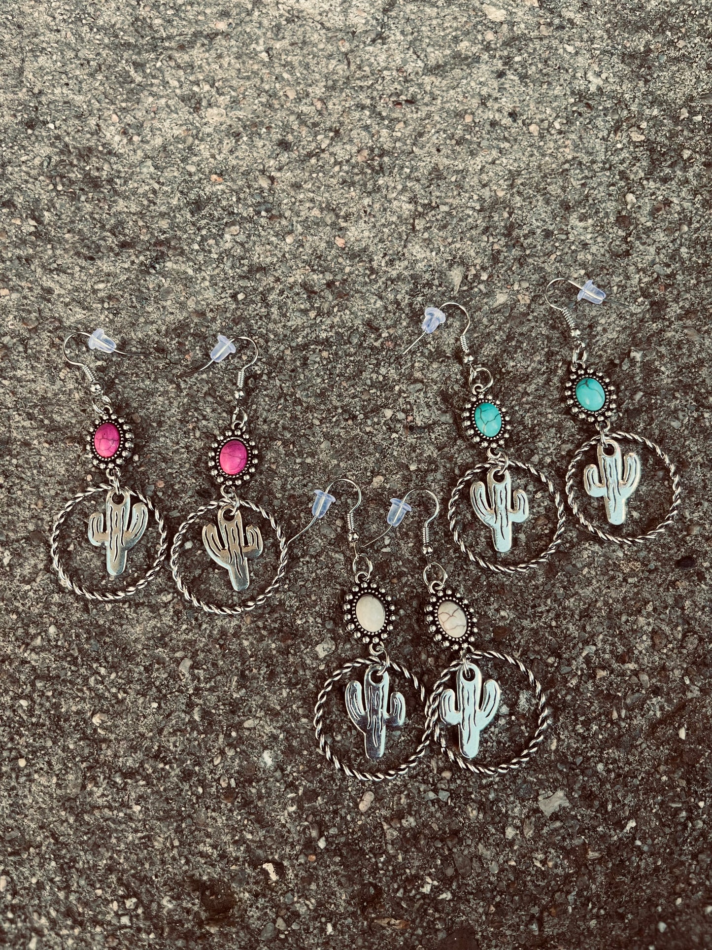 The dangle cactus earrings🌵